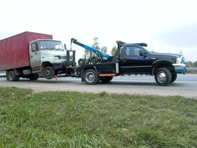 Частичная погрузка легкового автомобиля. ЗИЛ 130 частичная погрузка. Эвакуатор частичной погрузки ГАЗ 53. Эвакуатор Форд а24. Эвакуатор частичной погрузки Iveco Daily.