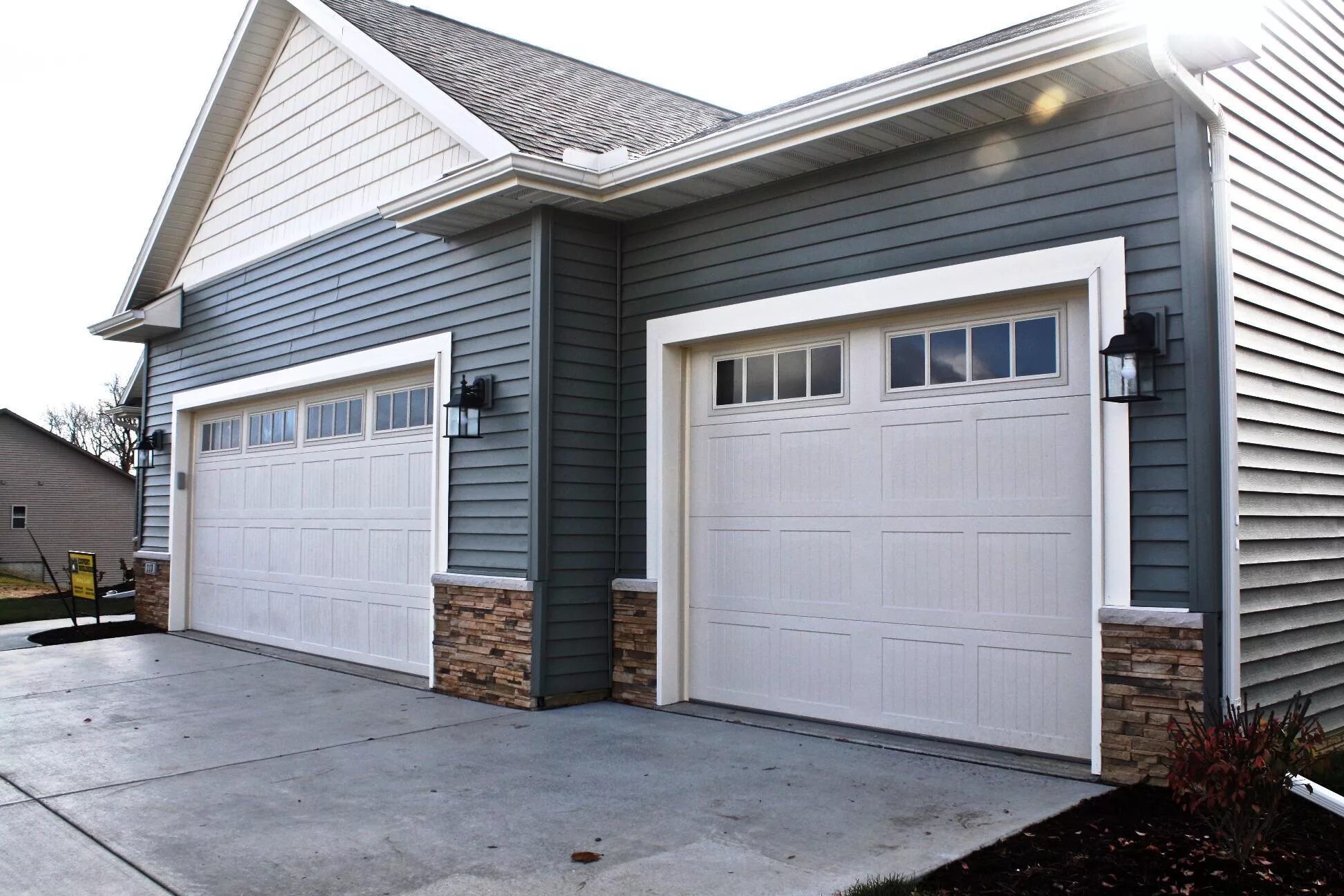 Рл гараж. Garage door. blind garage door. гараж с миндалем. гараж с покосившейся дверью.
