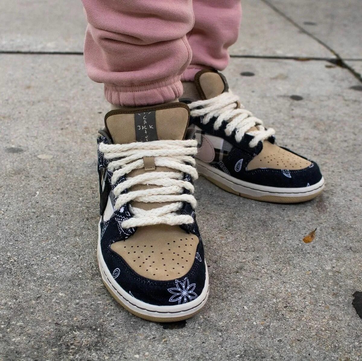 Nike dunk sb cactus. Nike SB Dunk Travis Scott. Nike SB Dunk Low Travis Scott. Nike Dunk Low Travis Scott. Кроссовки Nike SB Dunk Low x Travis Scott.