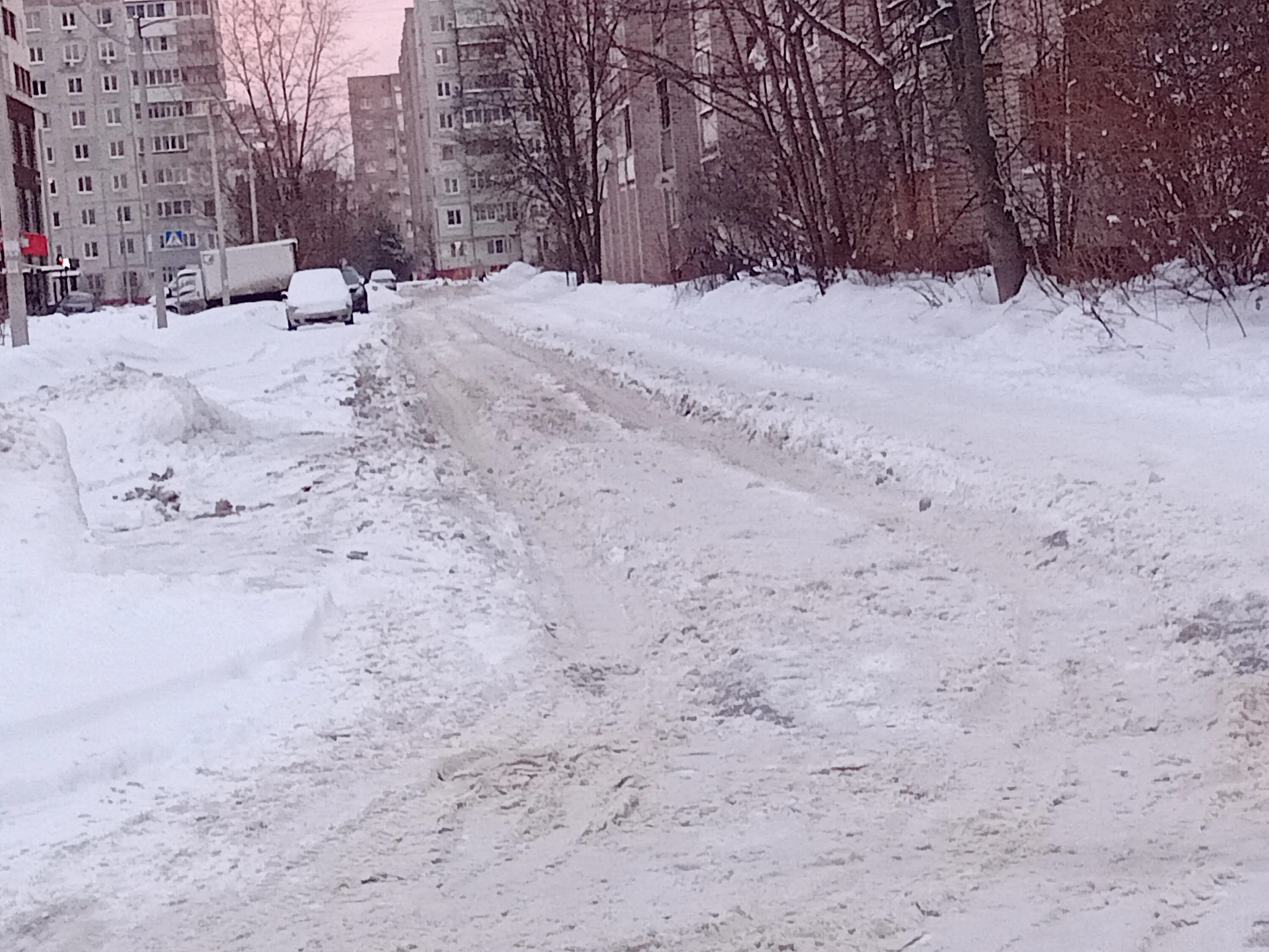 Дороги не чистят от снега. Снег на дороге. Зима без снега. Зимние дороги в городе. Снег в городе.