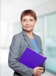 Женщина 50 лет показывает свои