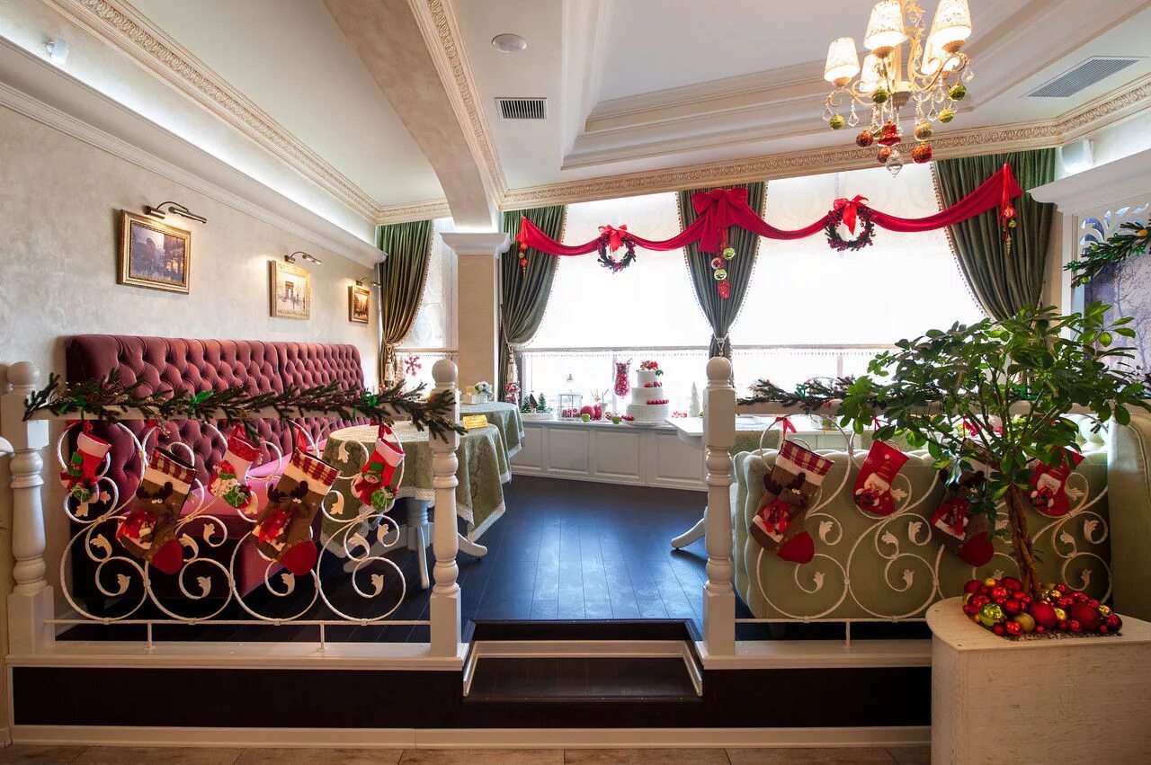 новогоднее украшение ресторана. украшение ресторана на новый год. новогоднее украшение ресторана. новогоднее оформление кофе. новогодний декор ресторана.