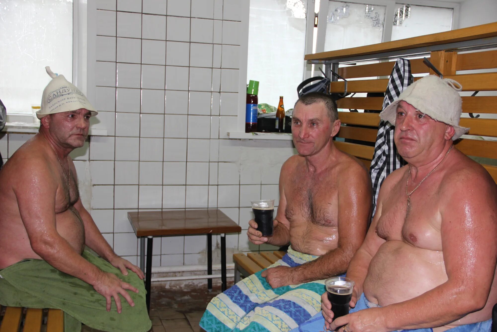 люди в сауне. в сауне. в бане с двумя. парень и левушка в бане. в бане с двумя.