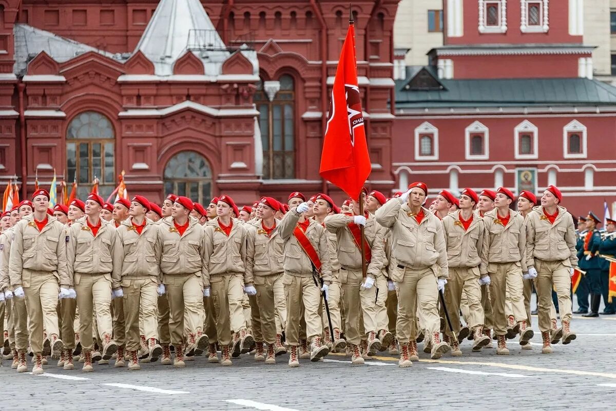 Вс рф красное. Юнармия на параде Победы в Москве. Красная площадь Москва Юнармия парад. Парад на красной площади юнармейцев. Юнармейцы на параде в Москве.