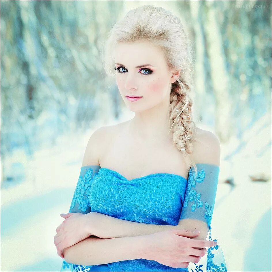 Блондинка в синем платье. Красивые девушки в голубом. Блондинки в голубых платьях.