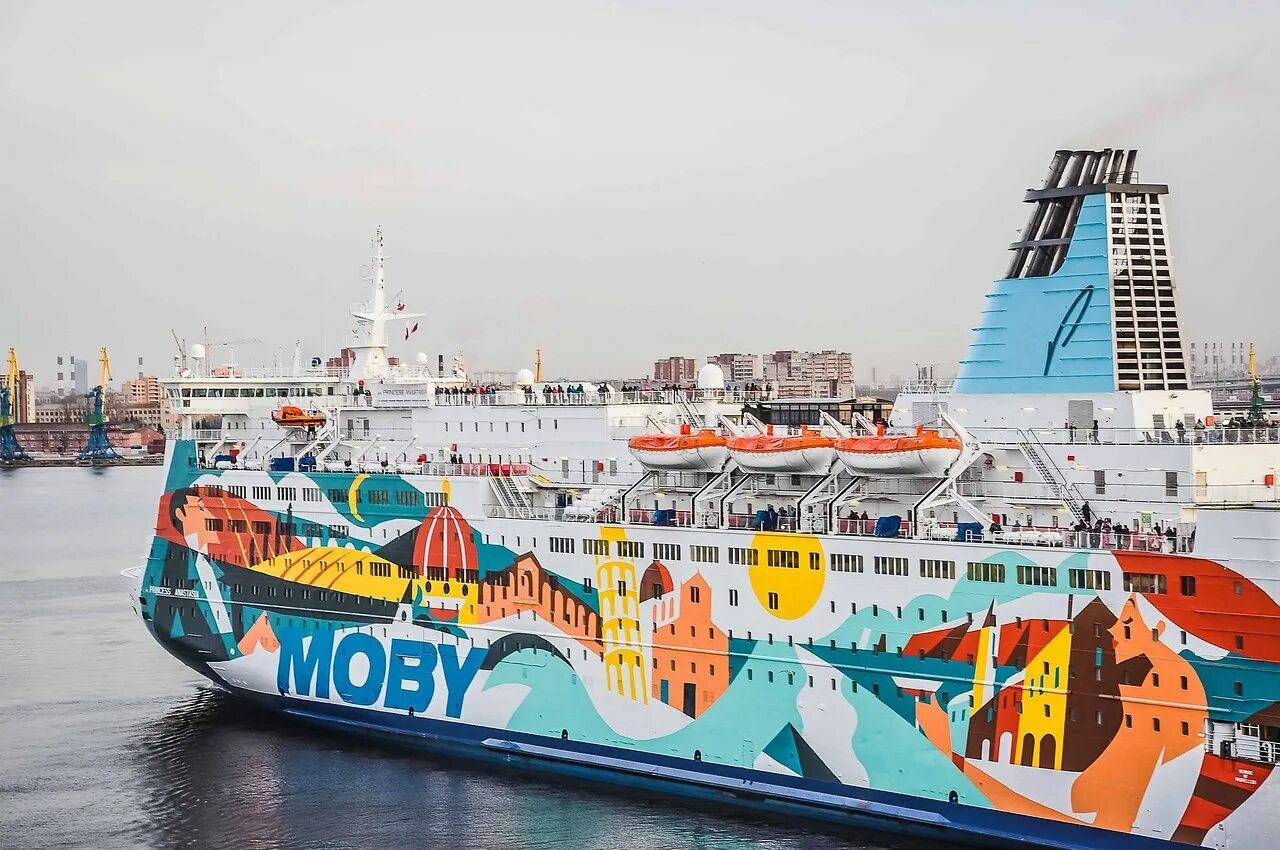 девушка на корабле. принцесса анастасия паром. человек с чемоданом. паромные переправы стамбул. средневековый паром.