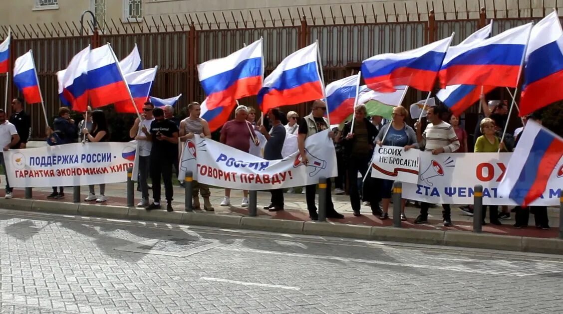 Митинг в поддержку России. Манифестации в Европе в поддержку России. Поддержка России. Митинги в Европе в поддержку России 2022.