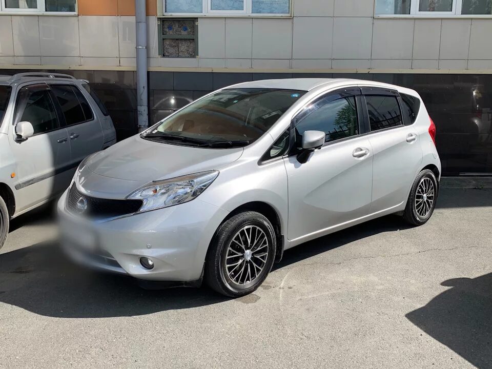 Nissan Note 2013. Ниссан ноут 2013 года на красивых колесах. Nissan Note Япония серебро.