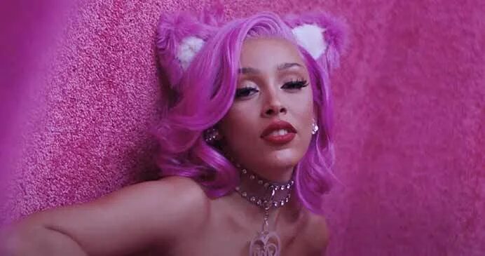 Attention doja. Певица Doja. Doja Cat рост. Doja Cat до и после пластики. Яркий макияж Doja Cat.