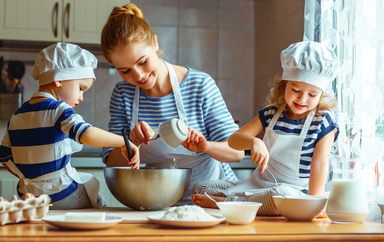 Мама с сыном русская кухня. Мама готовит. Кухня для детей. Фотосессия на кухне. Детская фотосессия на кухне.