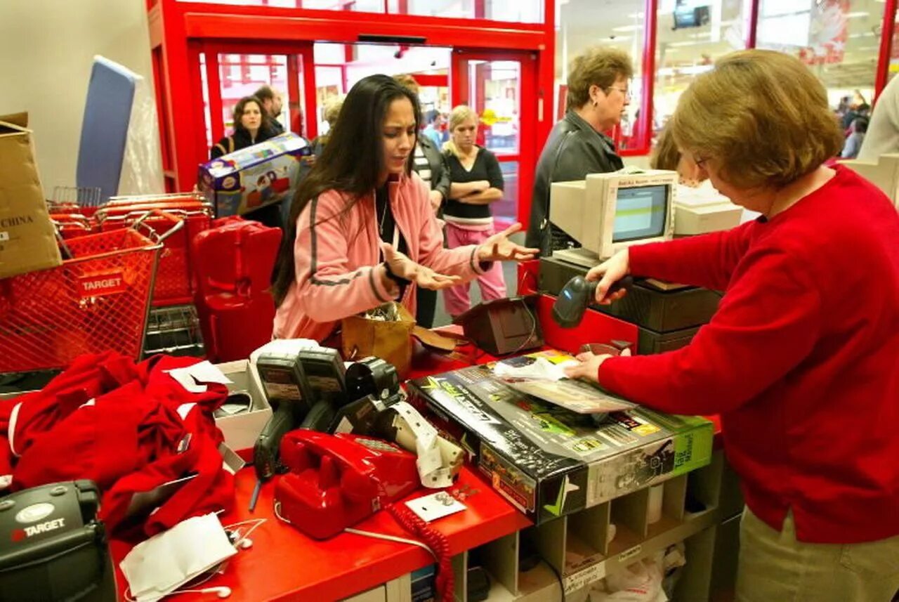 A bad shopping. Покупатель в магазине. Бракованный товар. Возврат товара. Некачественный товар.