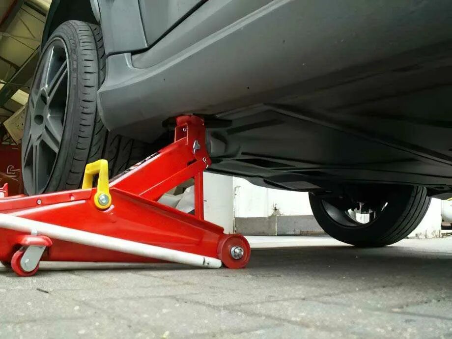 Форд транзит домкрат под переднее колесо. Домкрат шевроле лачетти хэтчбек. Подкатной домкрат для ваз 2114. Подкатной домкрат для нивы шевроле. Ваз 2114 площадка под домкрат.