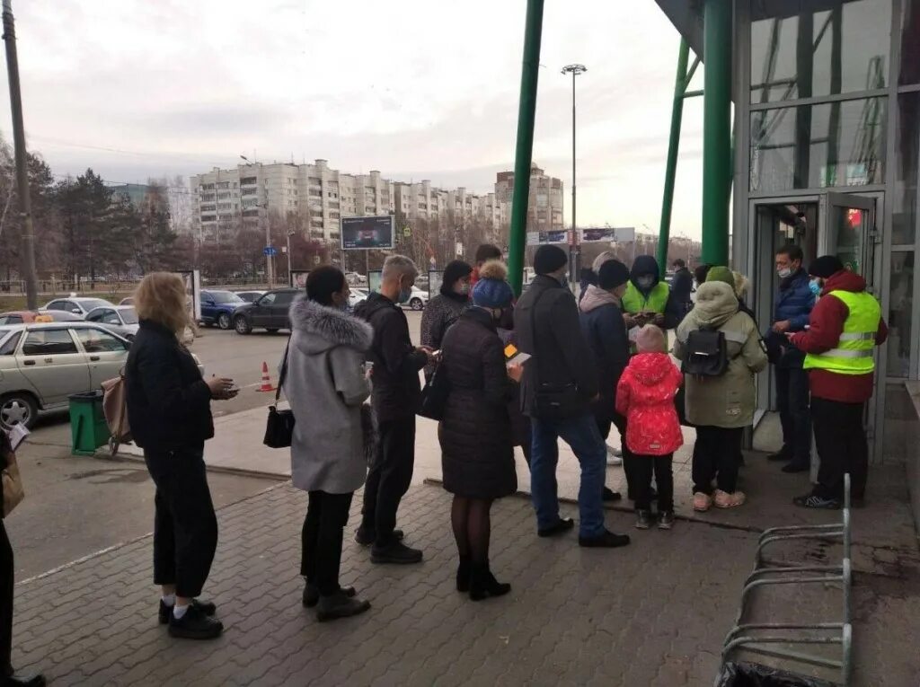 Россия 1 барнаул сегодня. Очередь в торговый центр. Очереди в глобусе. Последние новости Барнаула. Очередь в ПВС В Барнауле.