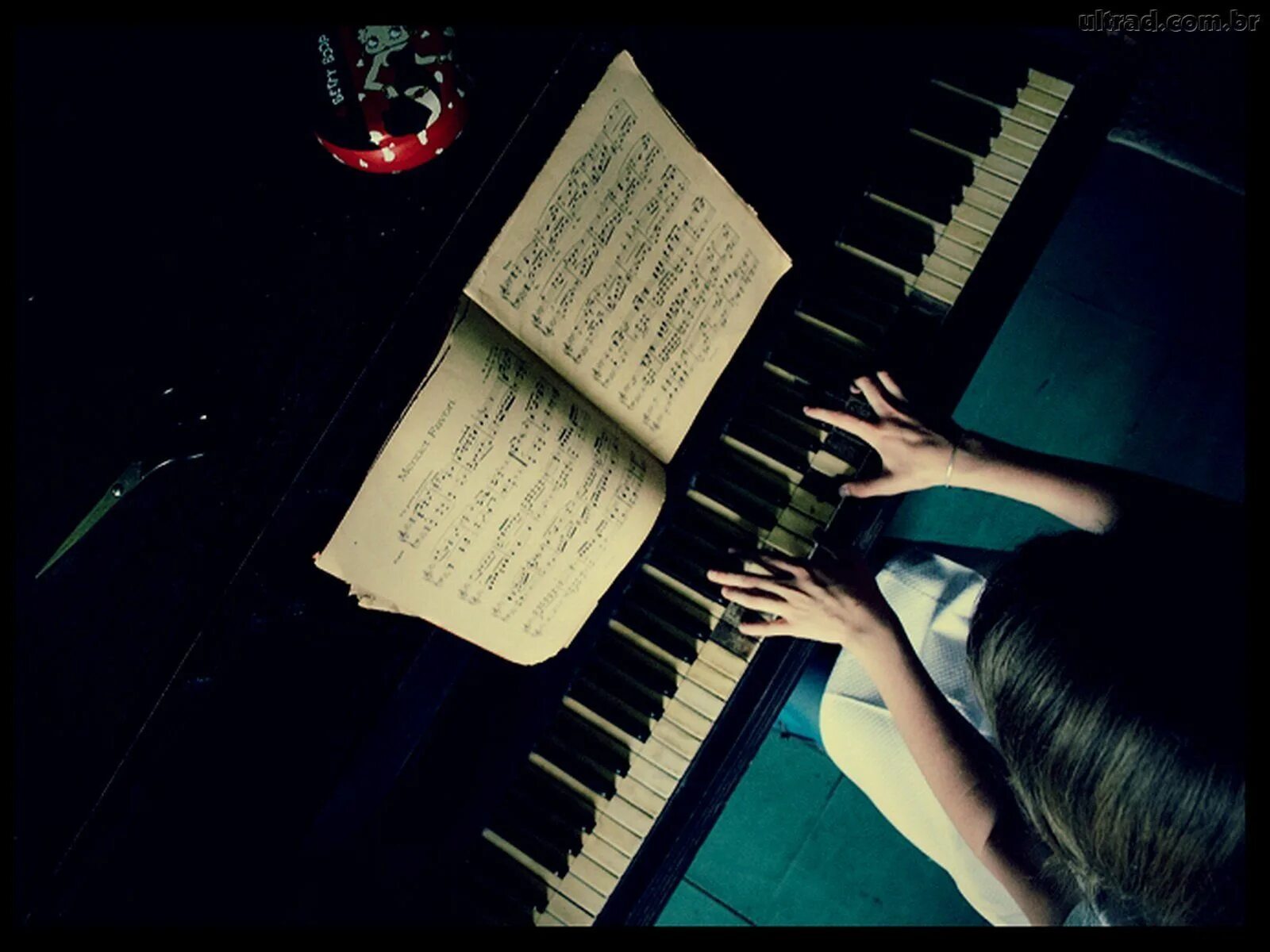 Плохо играет на пианино. Игра на фортепиано. Занятия на фортепиано. Играть на пианино. Пианино картинки красивые.