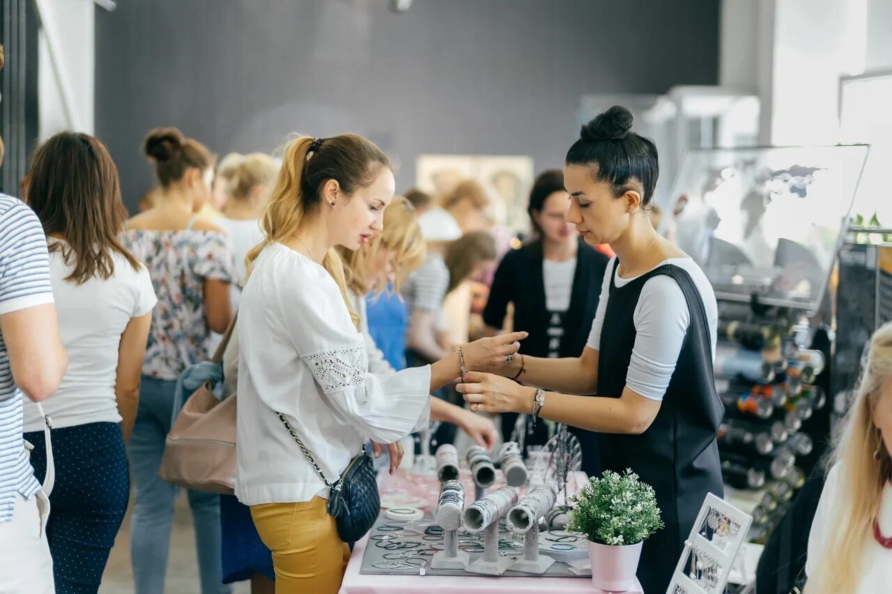 Маркет г москва. Ярмарка Маркет. Арт-ярмарка Happy Market. Хэппи Маркет Оренбург. Ярмарка счастливая.