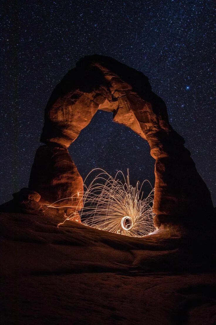 Night stone. Камни ночью. Камень ночное небо. Каменная арка ночь. Валун.