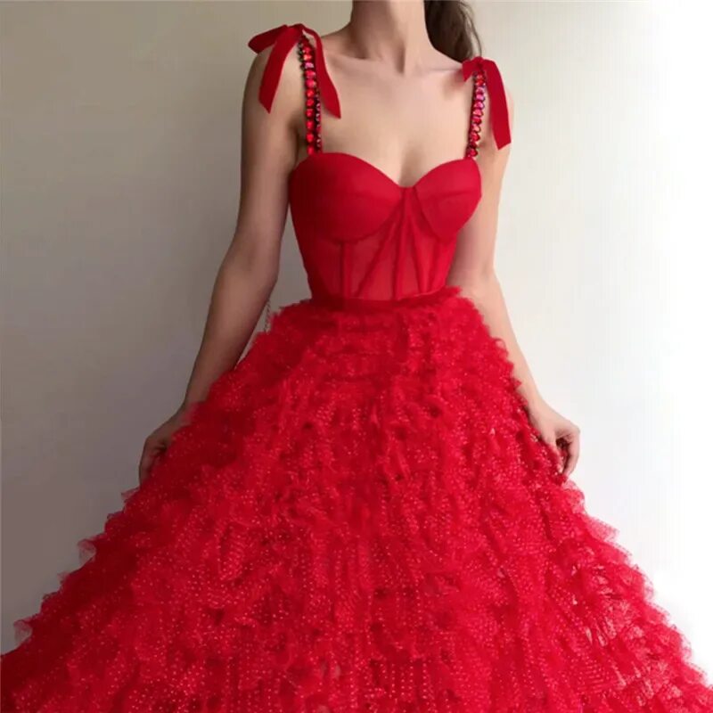 Красное пышное платье. Нежные красные платья. Красное платье. Красное короткое платье. Красное коктейльное платье короткое.