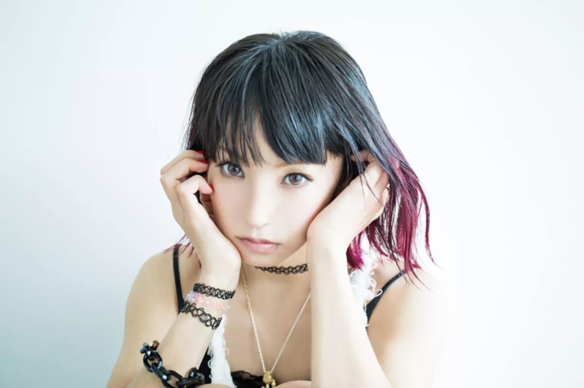 Lisa википедия. Lisa японская певица 2021. Тяра японская певица. Японская певица аки Ясиро. Ая Хирано японская певица.
