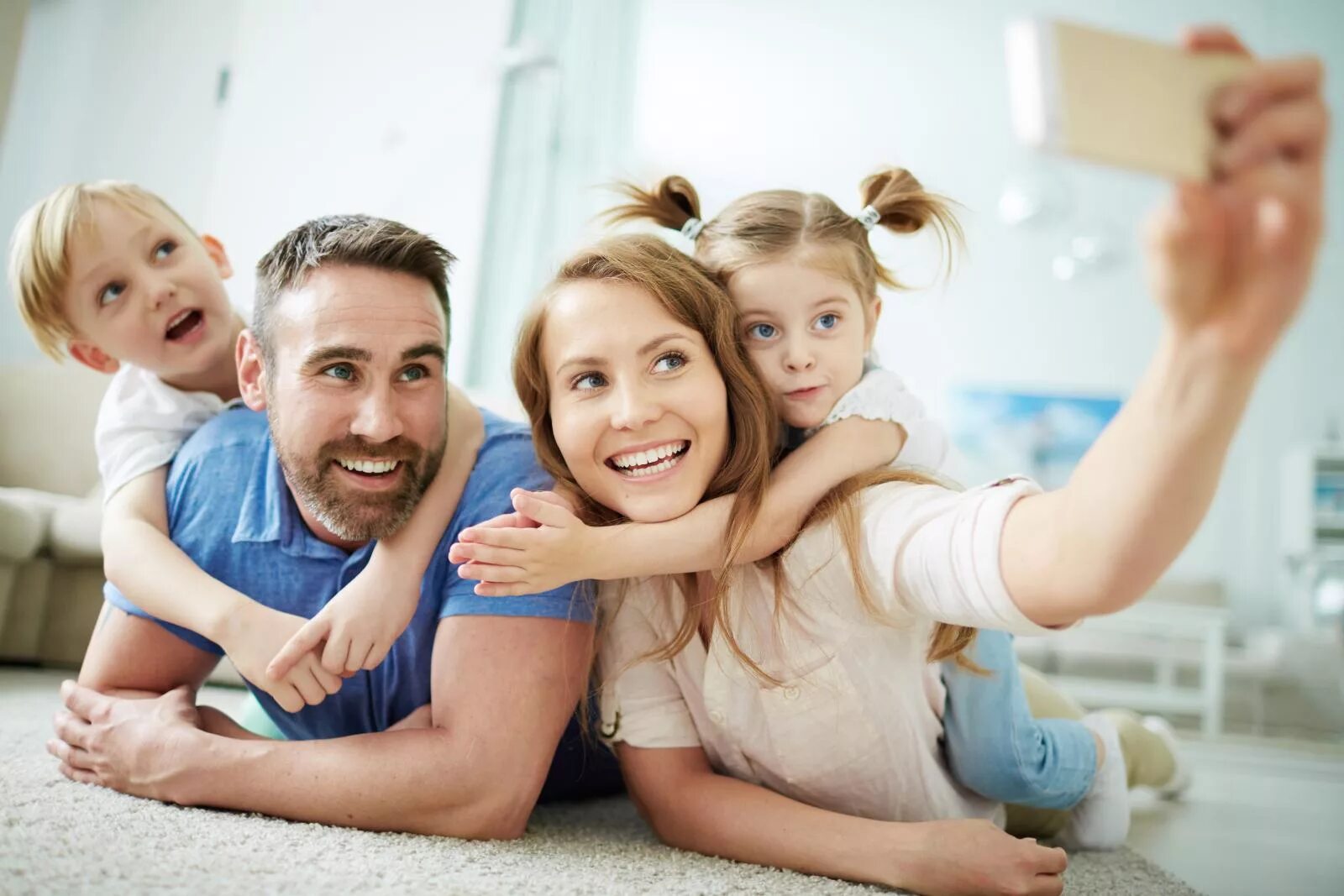 Home selfie. Семейный человек. Семья стоковое фото. Счастливая семья фото. Фотовыставка счастье в семье.