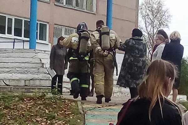 Задымление в помещении. Угрозы о минировании школ. Школа в перми заминирована. Эвакуация фото в школе. Угрозы в школе новости.