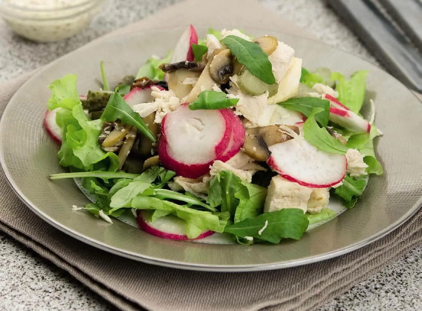 Салат с редиской и курицей. Салат с куриной грудкой без майонеза. Салат из редиса и куриной грудки. Салат с редиской и курицей. Салат с курицей и редисом.