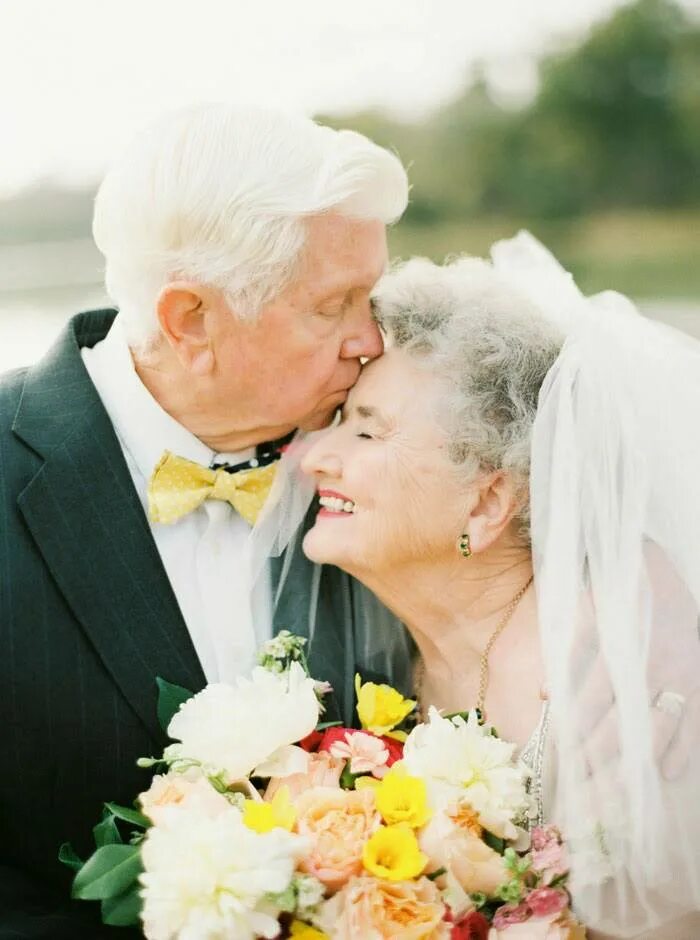 Год столетних юбилеев. Свадьба пожилых. Свадьба людей в возрасте. Свадьба старичков. Пожилые жених и невеста.