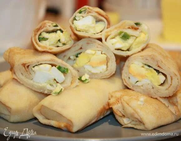 Рулетики из омлета с начинкой. Блины с яйцом и зеленым луком. Фаршированные блины с яйцом и зеленым. Блины фаршированные с луком и яйцом. Блинчики с яйцом и зеленым луком.
