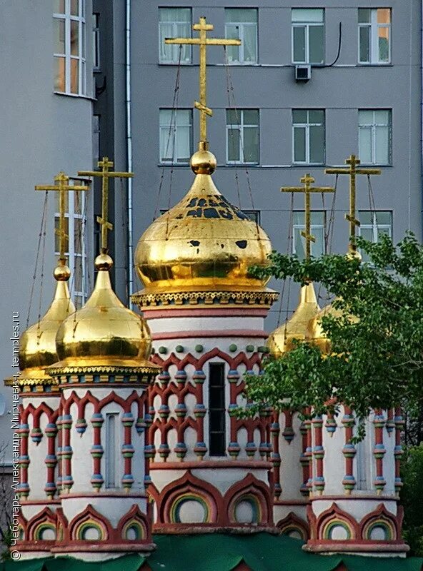 закомары дмитриевского собора. храм радонежских святых в морозово. декоративное завершение храма. храм целителя пантелеимона на удельной. храм живоначальной троицы в никитниках.