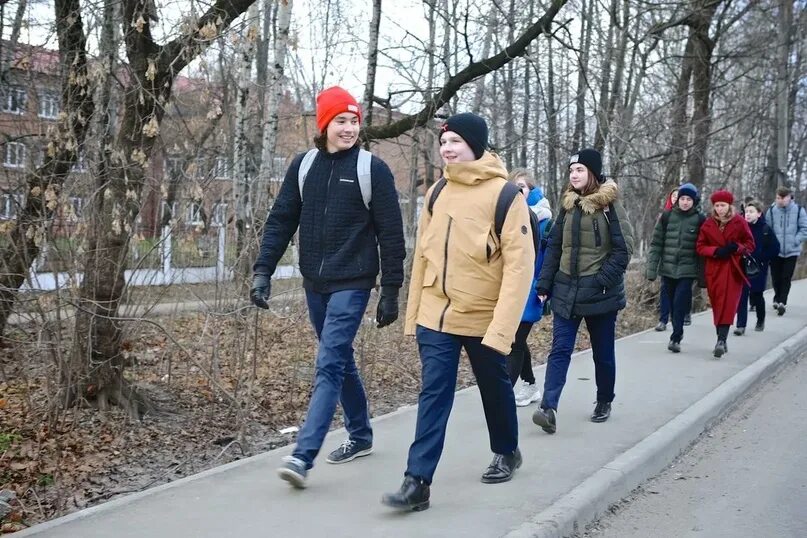 Пешеход на тротуаре. Люди ходят по тротуарам. Люди идут по тротуару. Школьник на тротуаре.