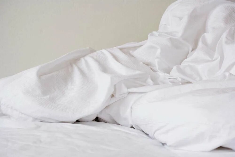 Смятая простынь. Смятая кровать. Скомканное одеяло. Белое Мятое постельное белье. До скрытых встреч на мятых простынях