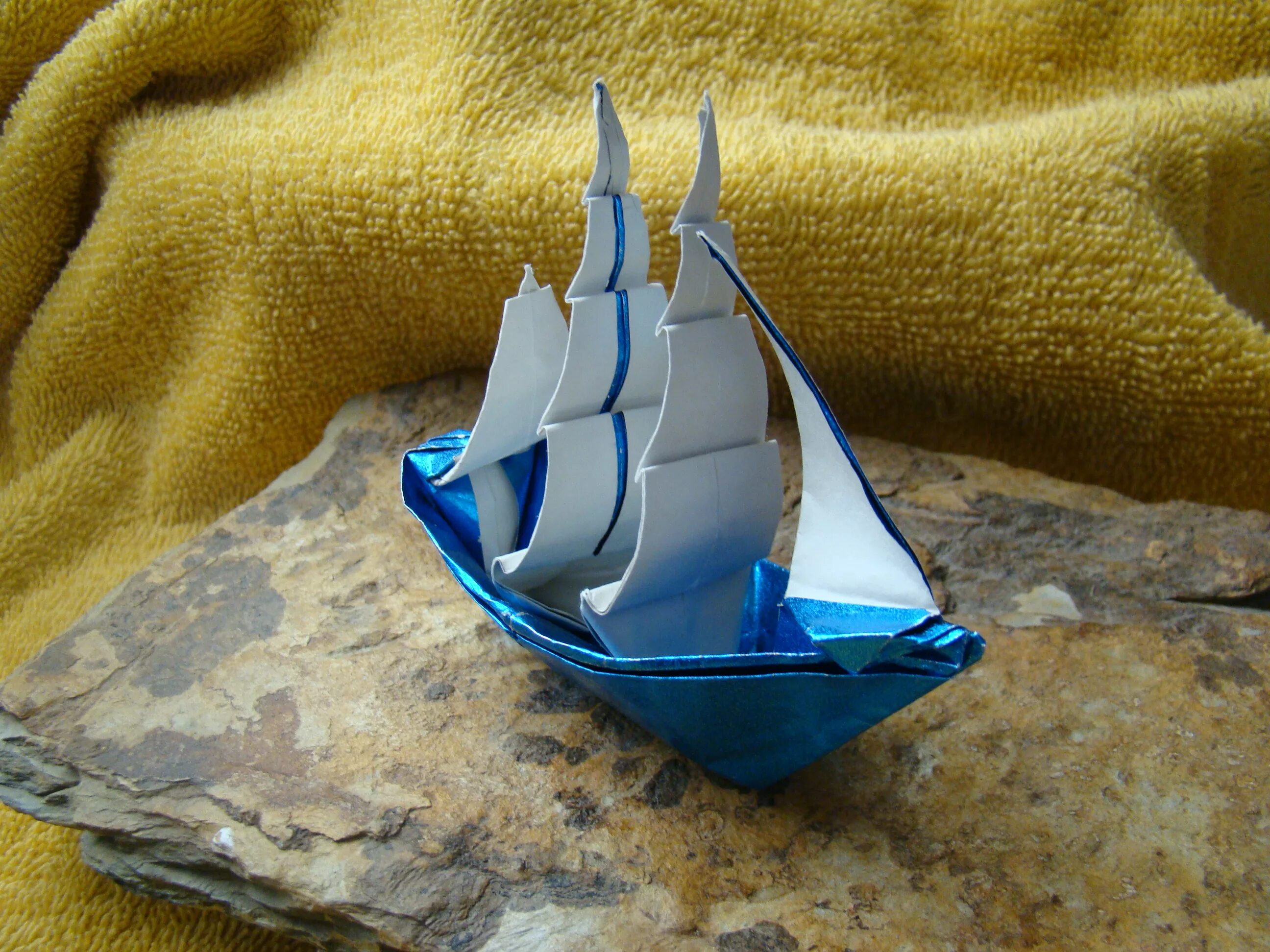 Оригами Фрегат кораблик. Оригами кораблик парусник. Кораблик Трехмачтовый из бумаги. Корабль из картона.