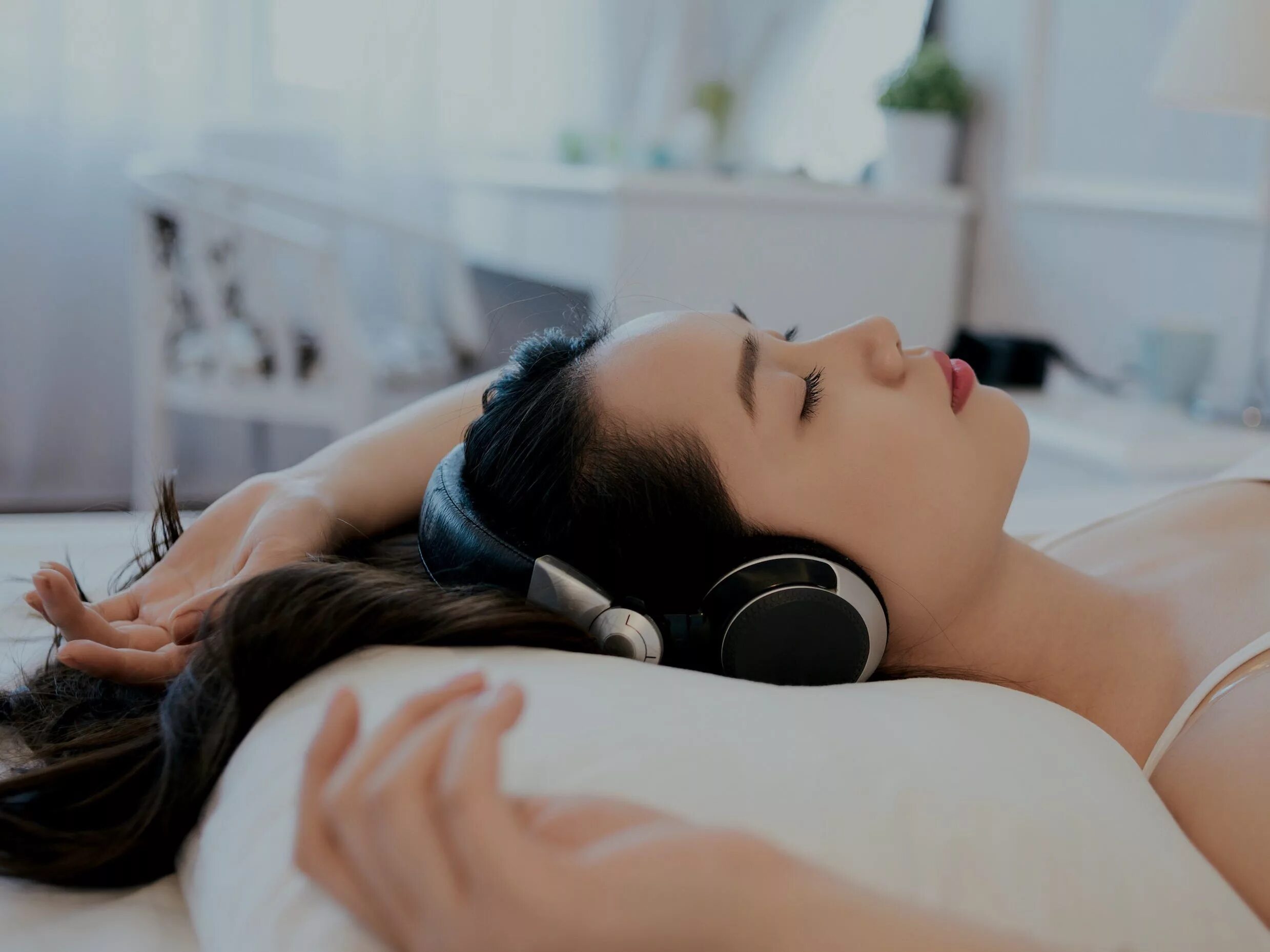 Включи расслабляющуюся. Медитация в кровати. Музыка для сна. Wake up Energy. Wake up Energy фотошоп.