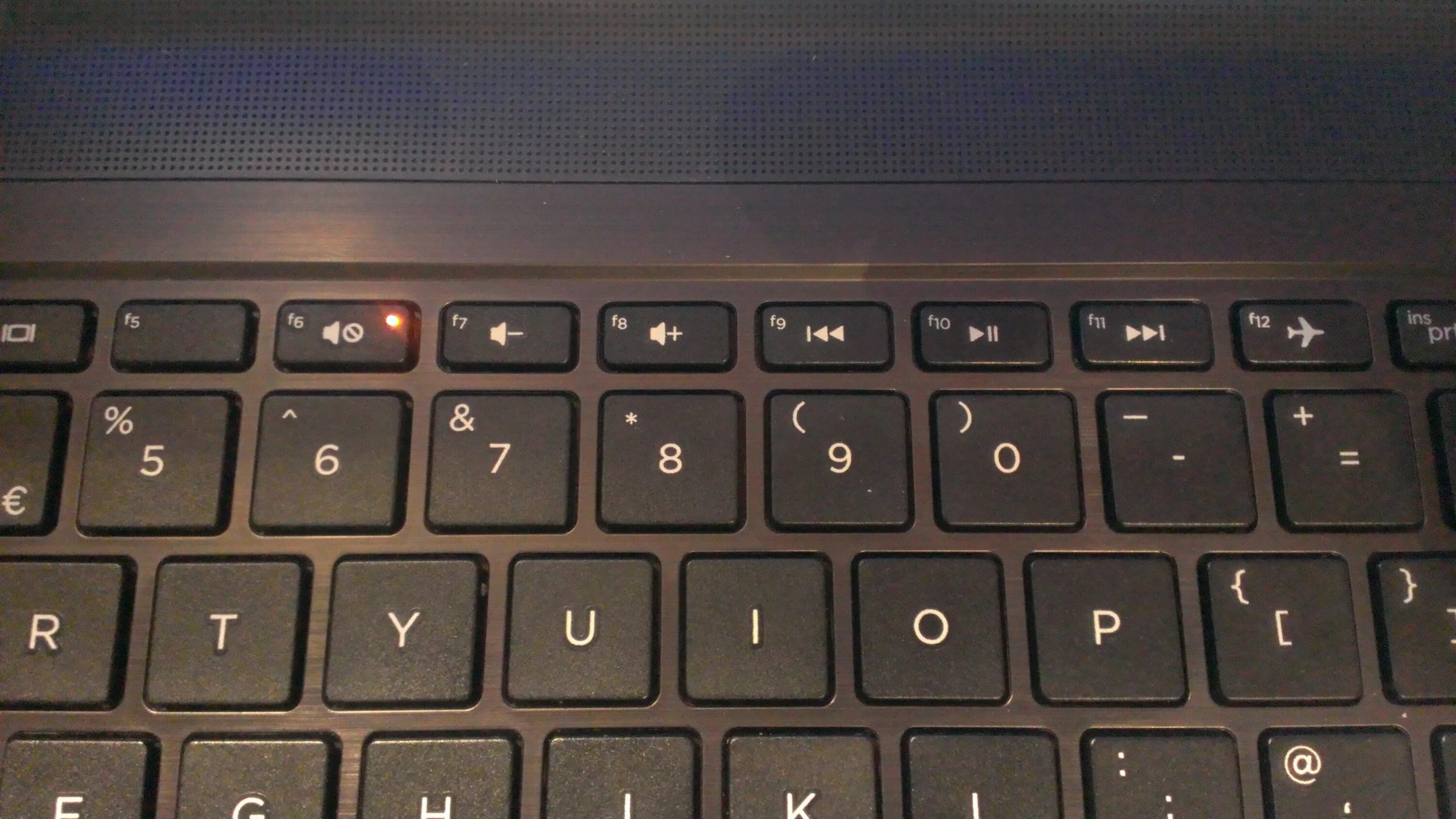 Скролл на ноутбуке кнопками вверх вниз. Клавиатура с русской и английской раскладкой одновременно. Laptop screenshot Alma.