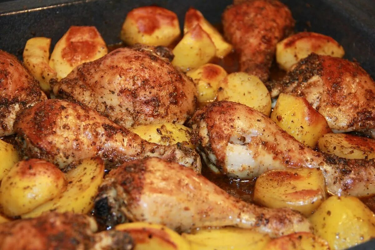 Рецепт запеченных окорочков. Окорочка в духовке. Курица с картошкой в духовке. Окорочка с картошкой. Запеченные окорочка с картошкой.