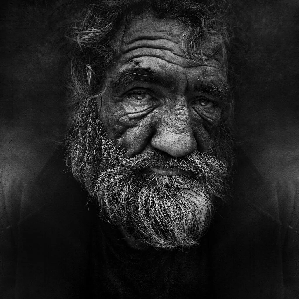 Старик строго. Ли джеффрис автопортрет. портреты lee jeffries. старик чб. портрет старика.