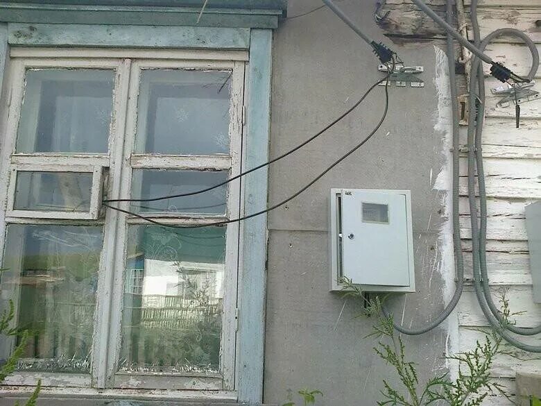 Незаконное подключение к электроэнергии. Воровство электроэнергии. хищение электроэнергии. воруют электричество. несанкционированное подключение к электросетям.