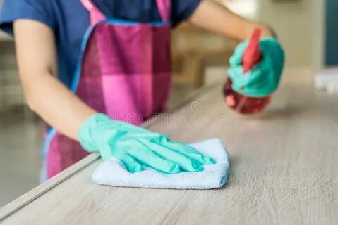 Руки уборщицы