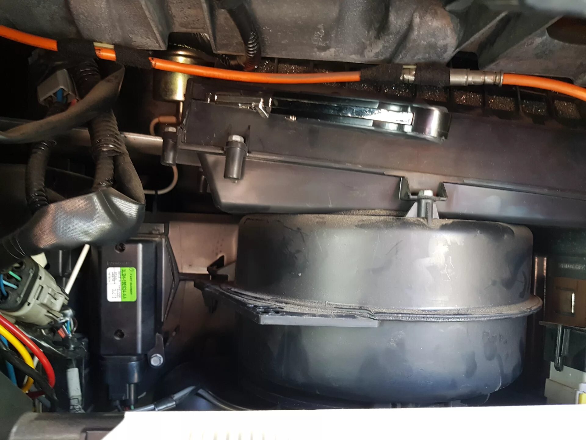 Установка салонного фильтра - Ford Explorer (3G), 4,6 л, 2005 года своими руками