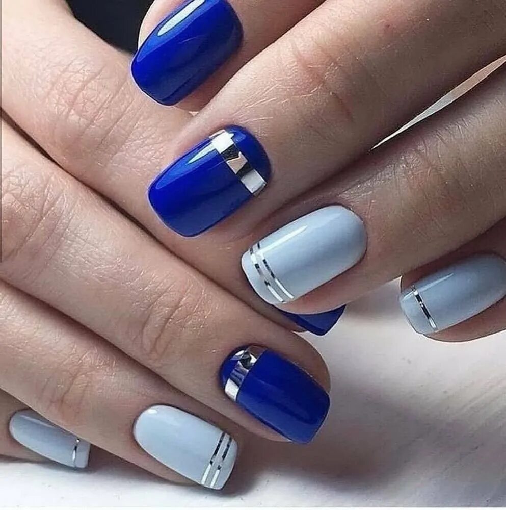 Дизайн ногтей синий короткие ногти. Синий маникюр. Маникюр синий с белым. Синие короткие ногти. Сине голубой маникюр.