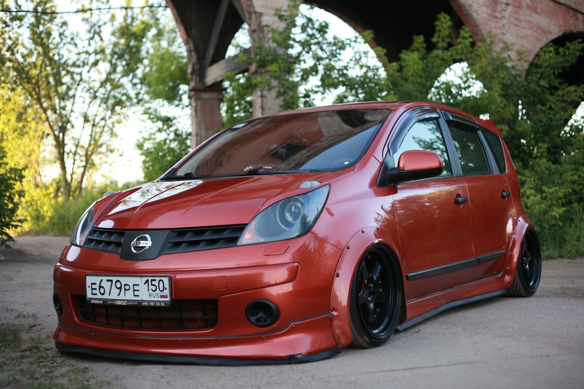 Nissan note 11. Nissan Note 2008 Tuning. Ниссан ноут е11. Nissan Note e11 stance. Обвес на Ниссан ноут е11.