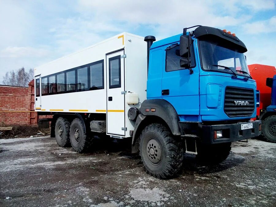 Вакансии водитель вахтового автобуса. Водитель автобуса. Водитель вахтовки. Водитель общественного транспорта. Водитель карьерного самосвала.