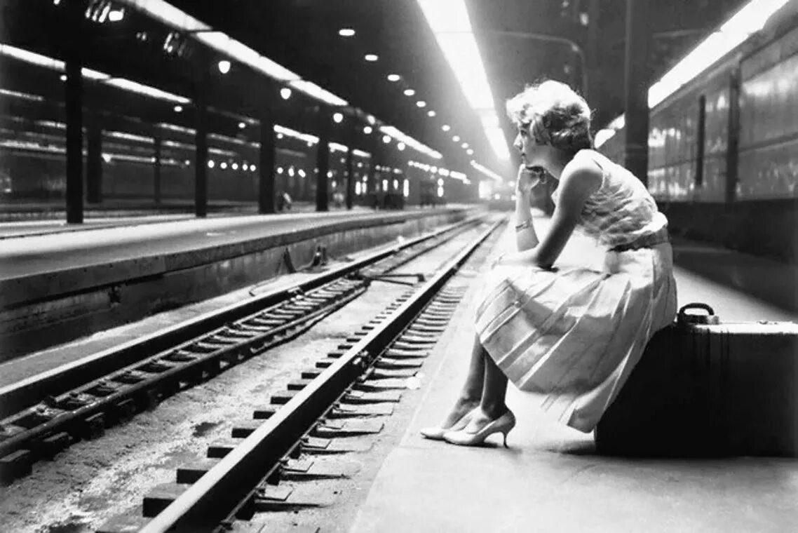 Уходящий поезд. Женщина на вокзале. Поезд ушел. Люди на вокзале.