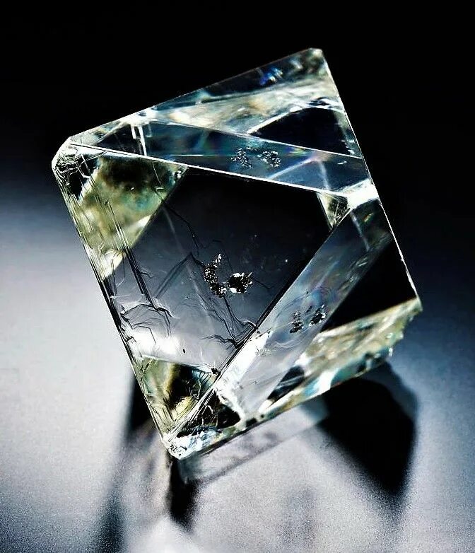 Diamond crystal. Октаэдр Кристалл. Минерал Алмаз октаэдр. Флюорит октаэдр. Огранка октаэдр.