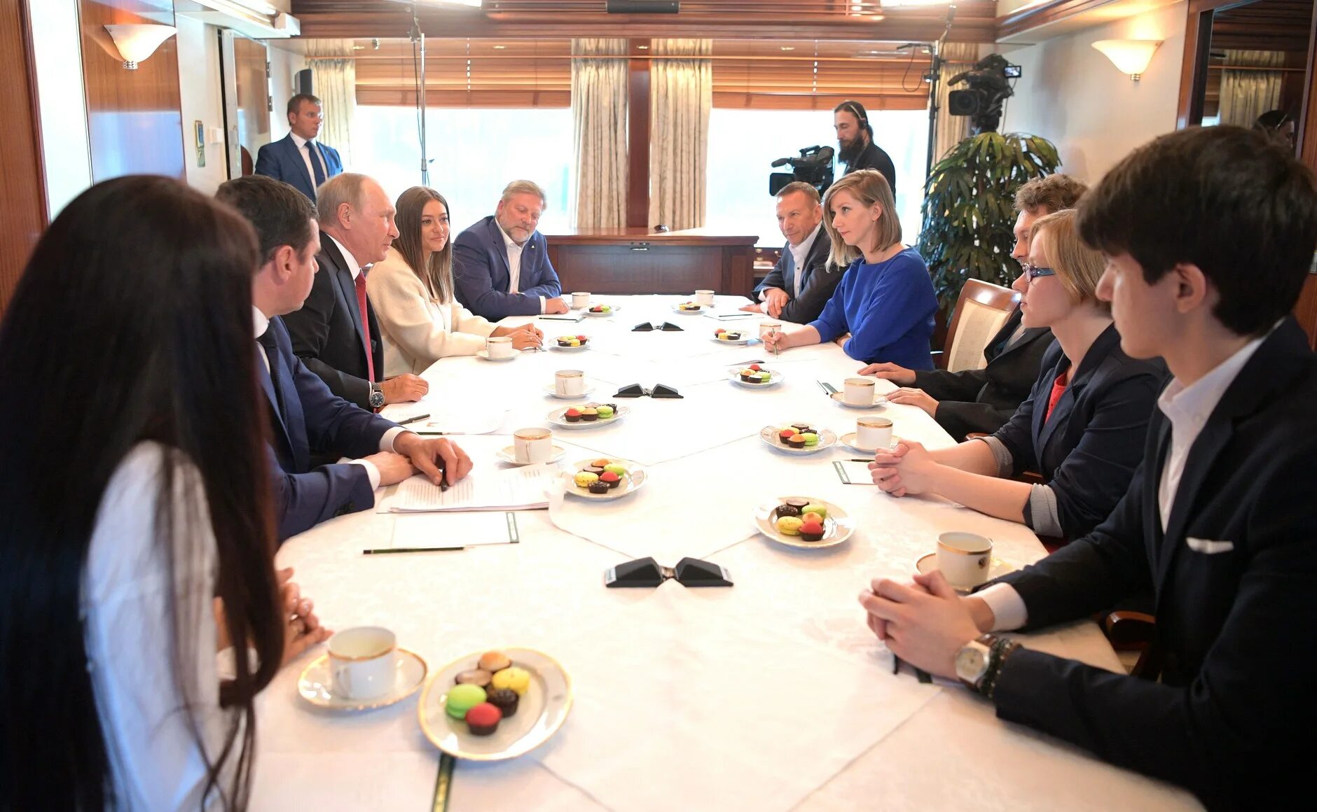 встреча с представителями общественности. правительство россии 2022. встреча с представителями общественности. встреча с представителями общественности. путин на константиновской батарее.