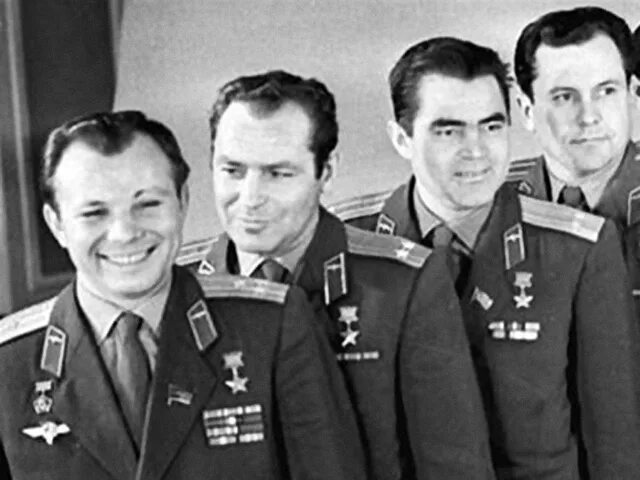 Гагарин в отряде космонавтов. Гагарин в отряде космонавтов. Картинки первый отряд космонавтов. Картинки первых космонавтов. Отряд космонавтов 1960 года.