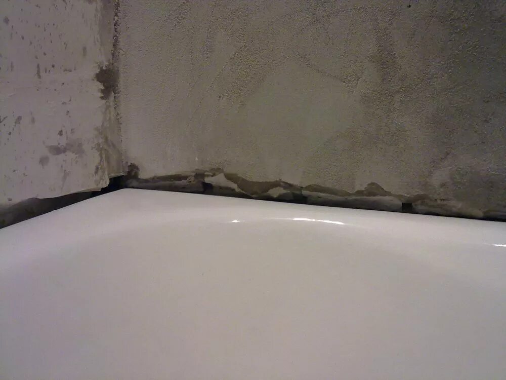 Заделать стык ванной и плитки. Шов между ванной и стеной. Примыкание ванны к стене. Стык ванной и стены. Щель между ванной и стеной.