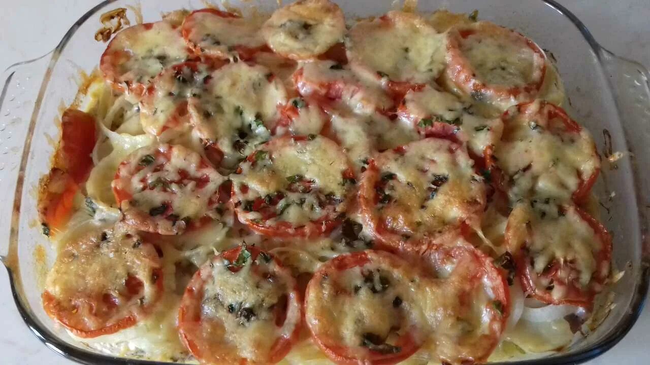 Картофель помидор филе сыр рецепт. Мясо по-французски в духовке. картошка в духовке с сыром и помидорами. мясо в духовке с картошкой и помидорами и сыром. свинина в духовке с картошкой и помидорами и сыром.