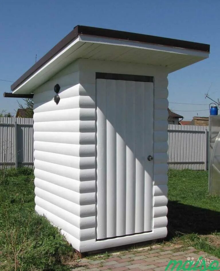 Купить крышу для туалета. Уличный туалет. Дачный уличный туалет. Туалет уличный деревянный. Современный уличный туалет.