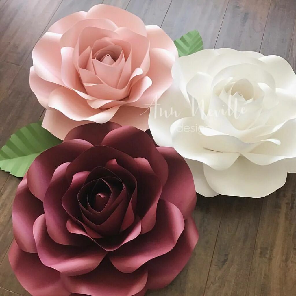 Крупные цветы из бумаги. Крупные цветы из бумаги. Большие бумажные цветы. Цветы из цветной бумаги большие на стену. Большие цветы своими руками.