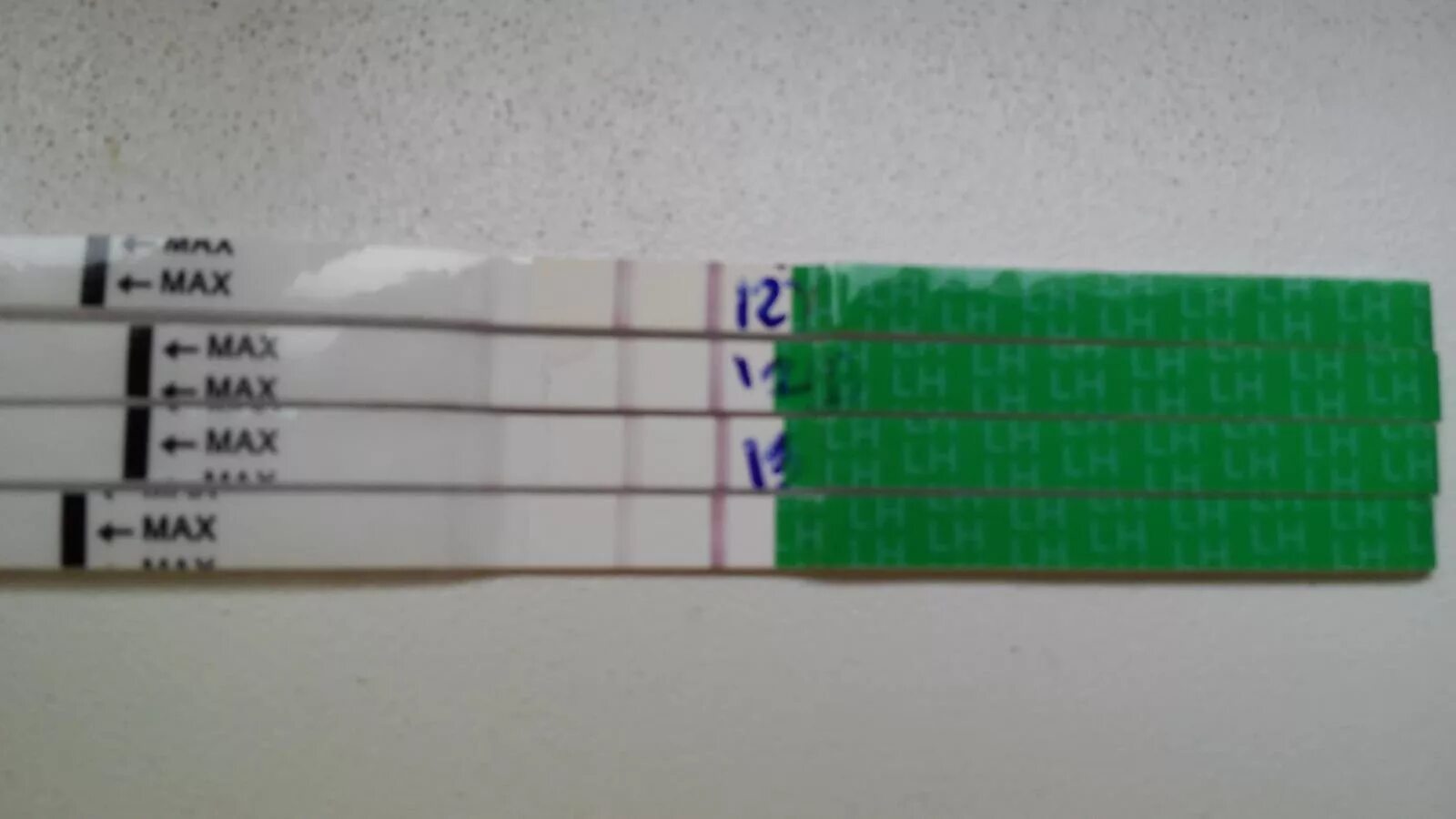 Тест на овуляцию на 9 день цикла. Тест на беременность на 14 день цикла. Тесты на овуляцию 12 ДЦ. Тест на овуляцию 12 день цикла. Первая овуляция после беременности